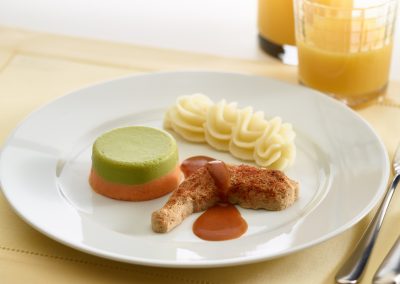 Brathähnchen mit Erbsen-Karotten und Kartoffelpüree