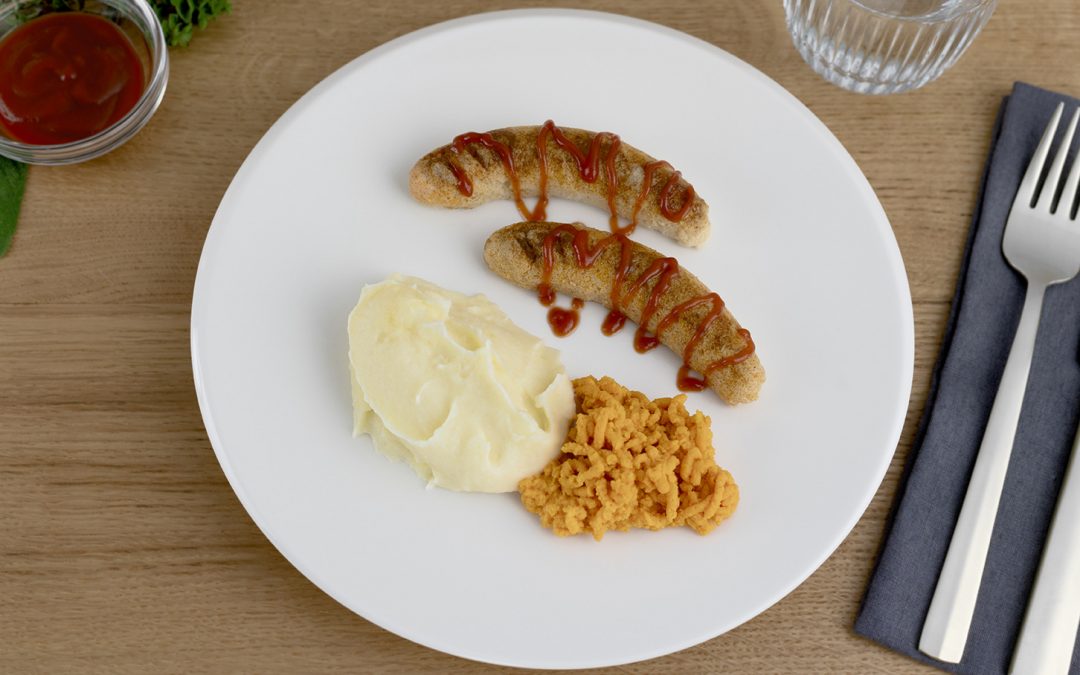 Geflügelwürstchen mit Kartoffelsalat und Karottensalat