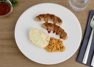 Geflügelwürstchen mit Kartoffelsalat und Karottensalat