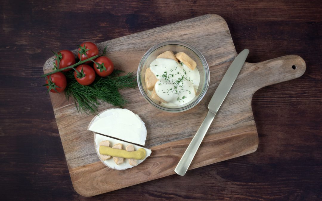 Brotzeit – Fischwürfel mit Honig-Senf-Dip und Roggenmischbrot