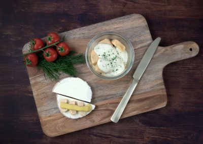 Brotzeit – Fischwürfel mit Honig-Senf-Dip und Roggenmischbrot