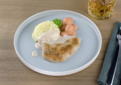 Hähnchenschnitzel „natur“ mit Karotten und Kartoffelpüree