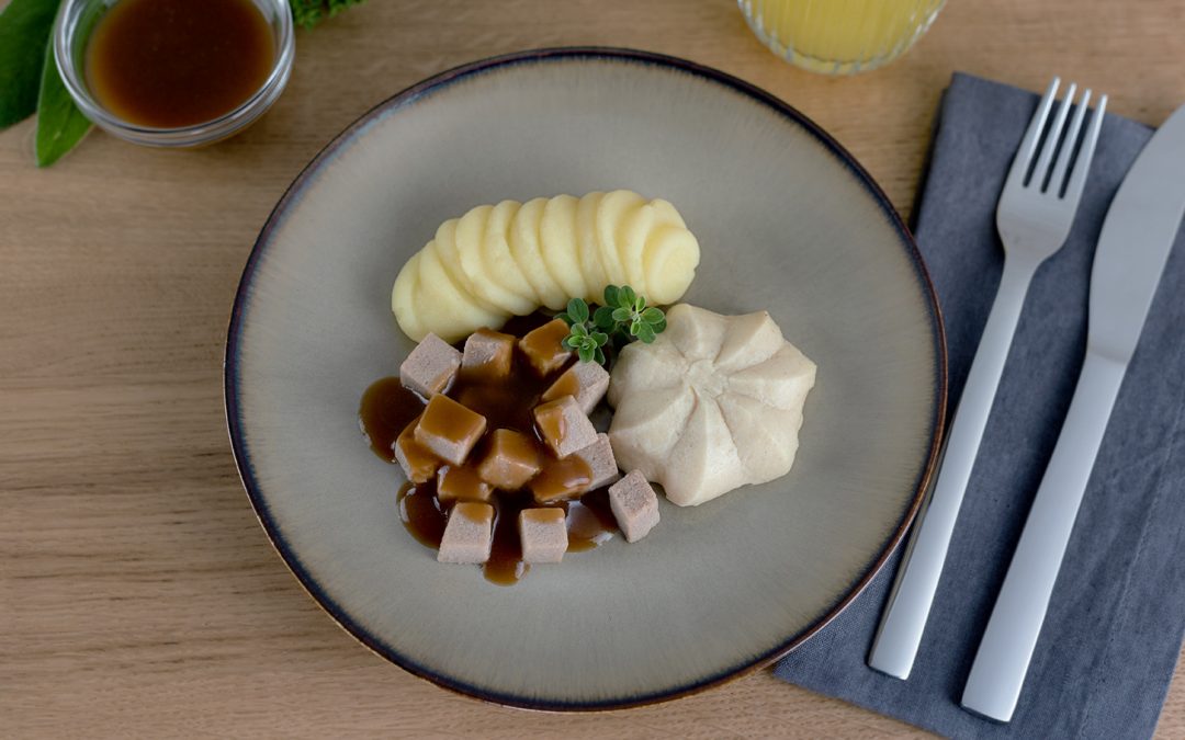 Rindergulasch mit Blumenkohl und Kartoffelpüree