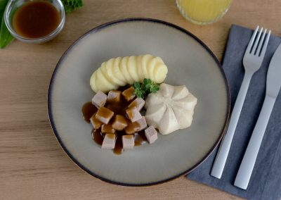 Rindergulasch mit Blumenkohl und Kartoffelpüree
