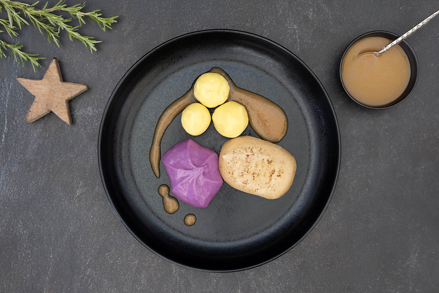 Rezeptidee Hähnchen mit Apfel-Rotkohl und Kartoeffelchen an Bratapfelsauce auf Basis der püretto Produkte