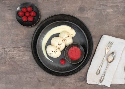 Apfel-Quark-Timbale mit Vanillesauce und Himbeerpüree