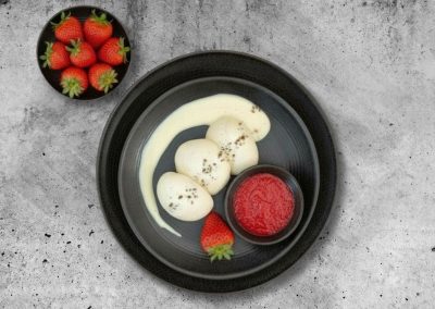 Apfel-Quark-Timbale mit Erdbeeren und Sahnequark