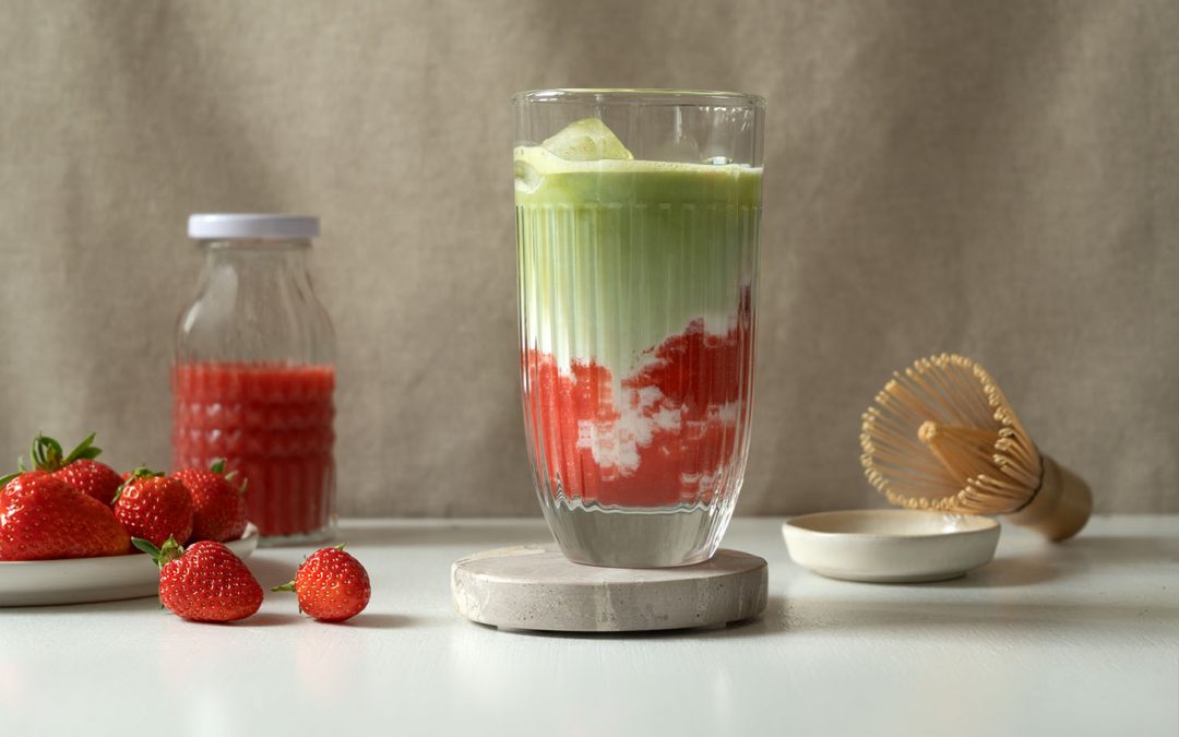 Iced Strawberry-Matcha-Latte