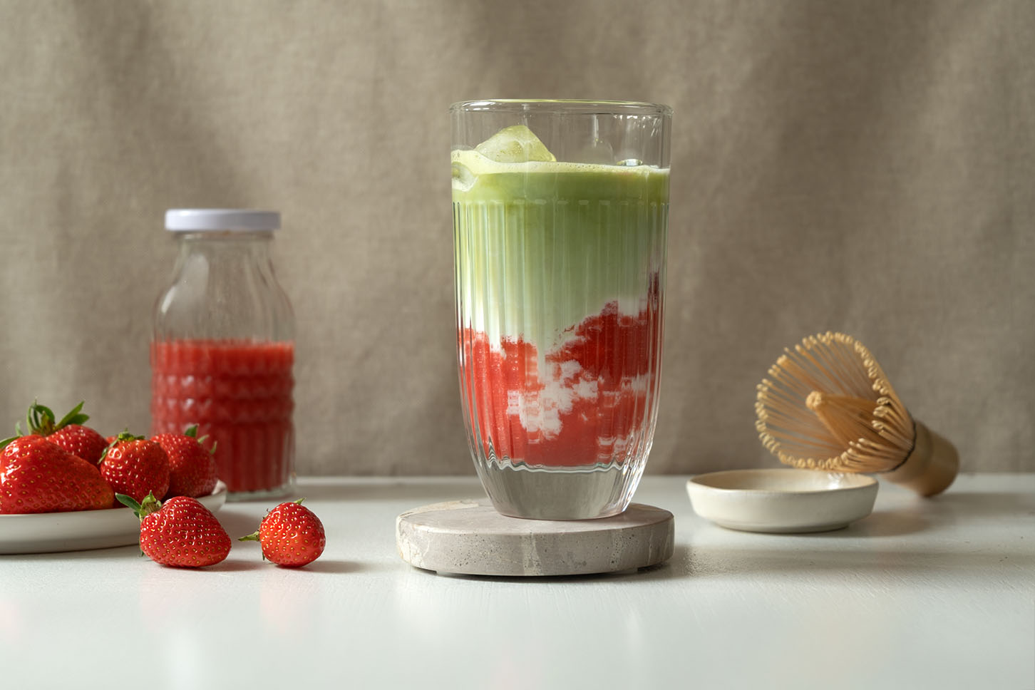 Rezept Iced Strawberry-Matcha-Latte für feinst pürierte Kost bei Kau- und Schluckstörungen