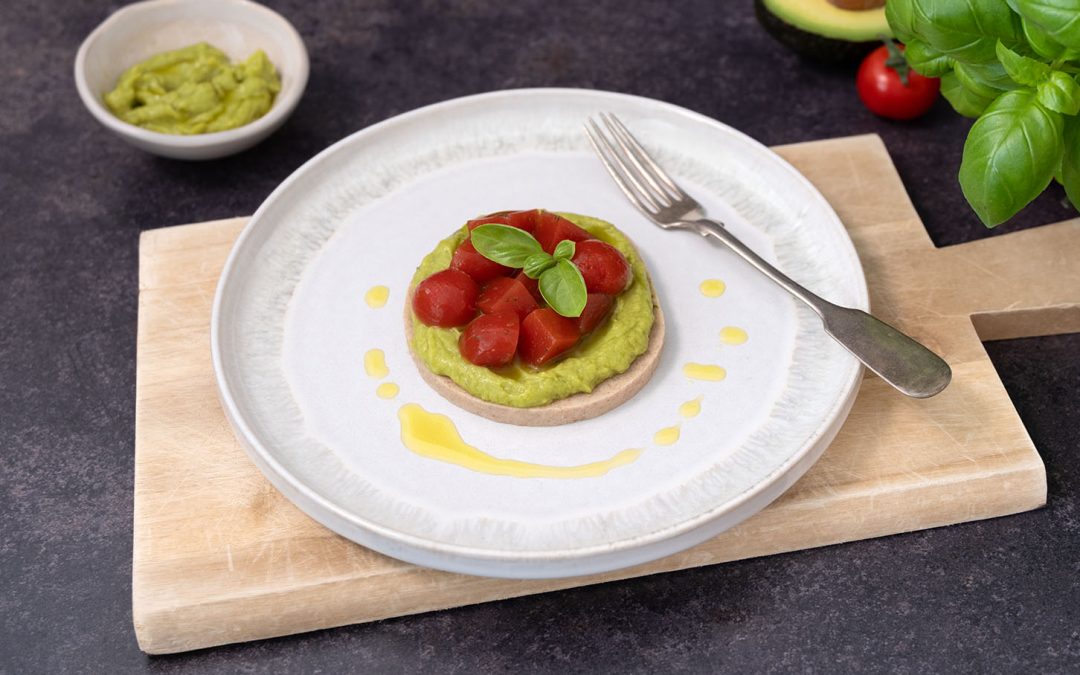 Brot mit Avocado und Tomate