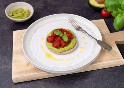 Brot mit Avocado und Tomate