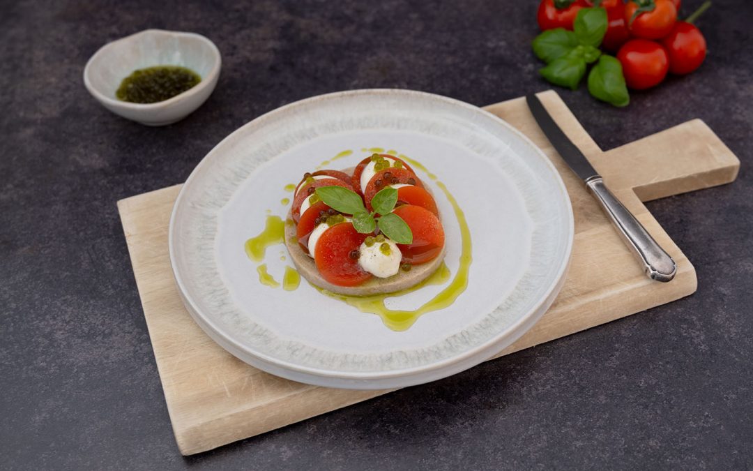 Brot mit Tomate, Mozzarellaschaum und Basilikum-Perlen