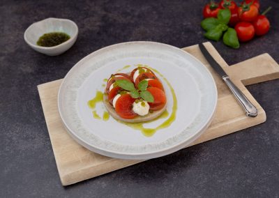 Brot mit Tomate, Mozzarellaschaum und Basilikum-Perlen