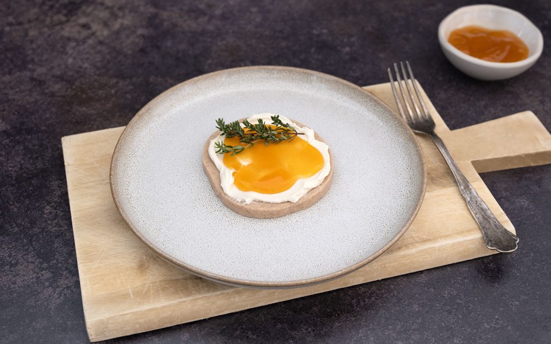 Brot mit Ziegenfrischkäse und Aprikosenmarmelade