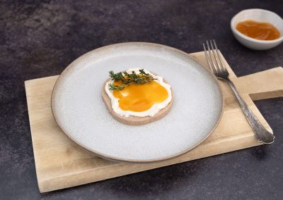 Brot mit Ziegenfrischkäse und Aprikosenmarmelade