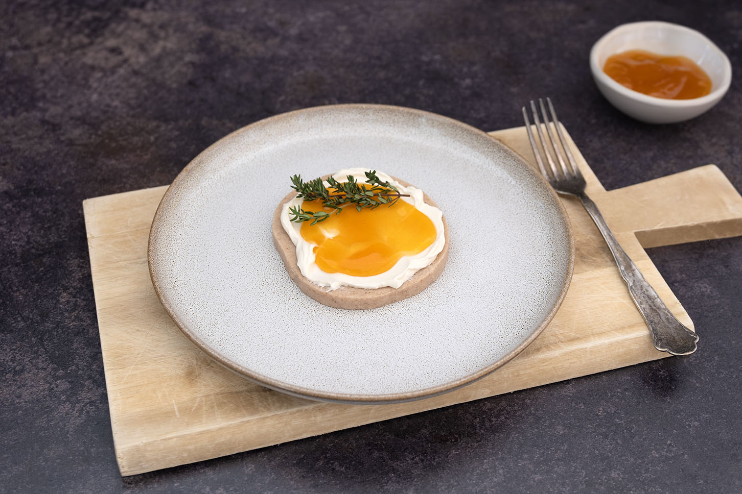 Rezept Brot mit Ziegenfrischkaese und Aprikosenmarmelade für feinst pürierte Kost