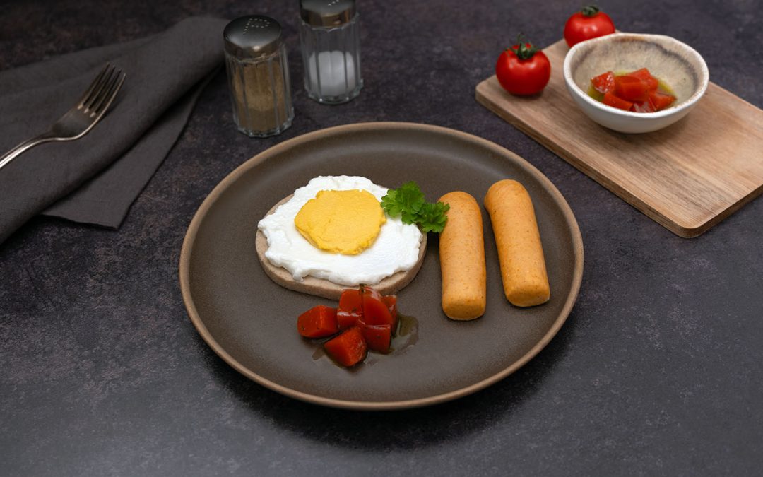 Englisches Frühstück mit püriertem Spiegelei und Würstchen