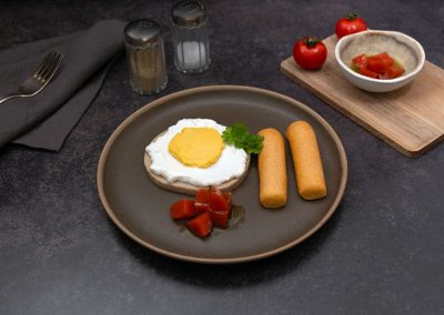Englisches Frühstück mit püriertem Spiegelei und Würstchen