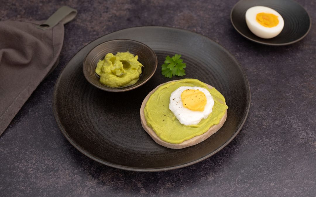 Stulle mit Avocado und püriertem Spiegelei