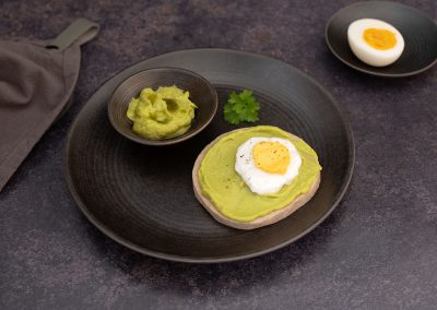 Stulle mit Avocado und püriertem Spiegelei