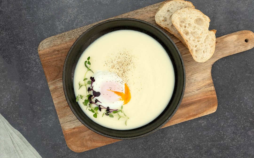 Pastinaken-Parmesan-Suppe mit pochiertem Ei