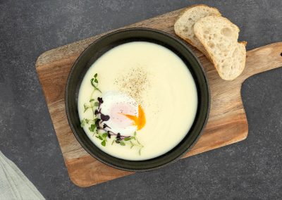 Pastinaken-Parmesan-Suppe mit pochiertem Ei